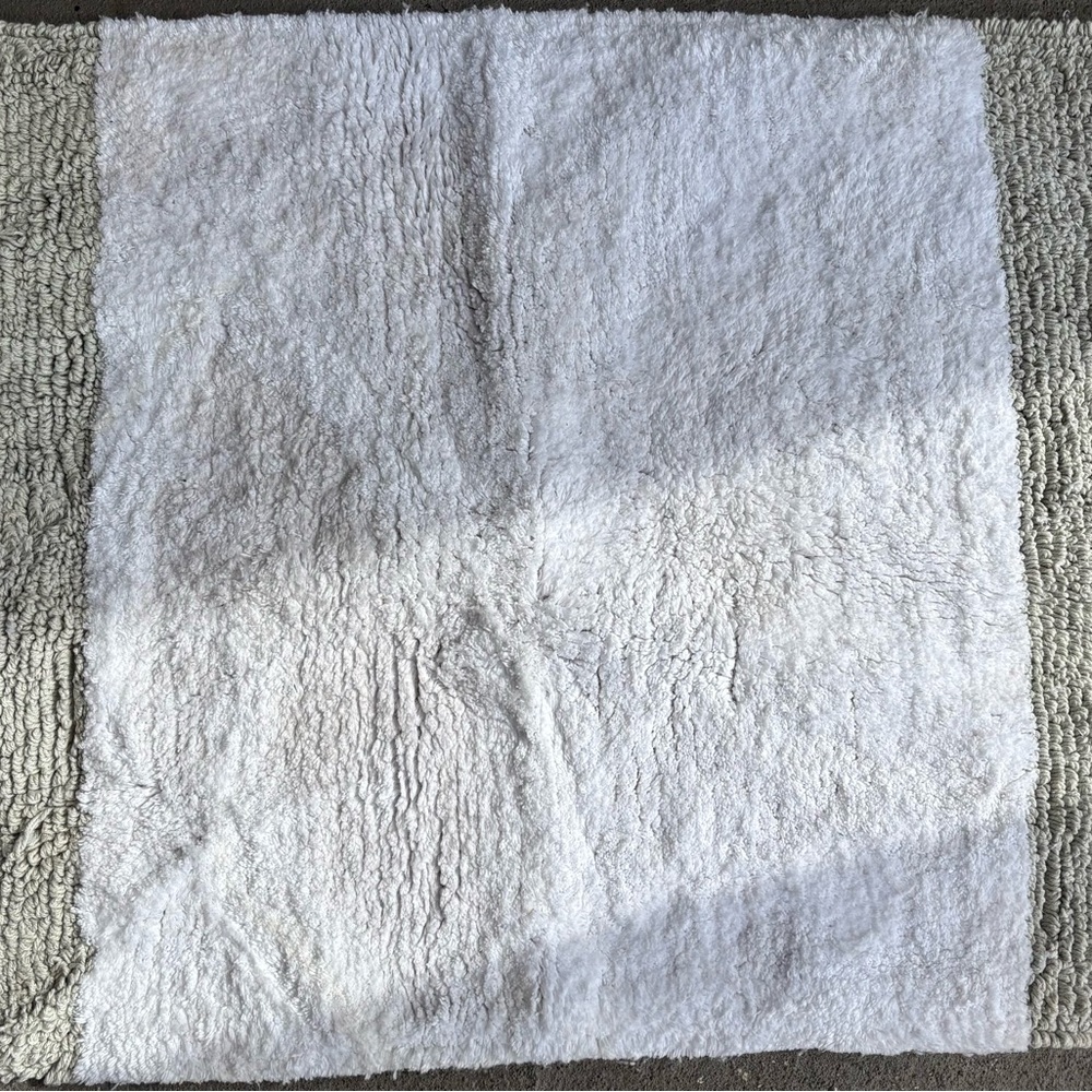 🌺Gray & White Bathroom Rug - Picture 3 of 6